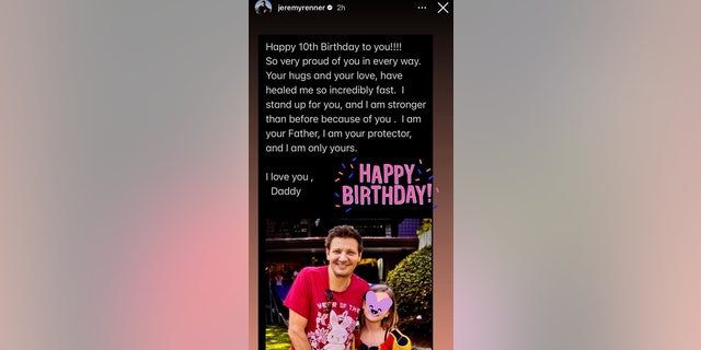 Jeremy Renner teilte eine süße Nachricht zum 10. Geburtstag seiner Tochter Ava Berlin Renner mit und schrieb ihr zu, dass sie ihm bei der Heilung geholfen hatte.