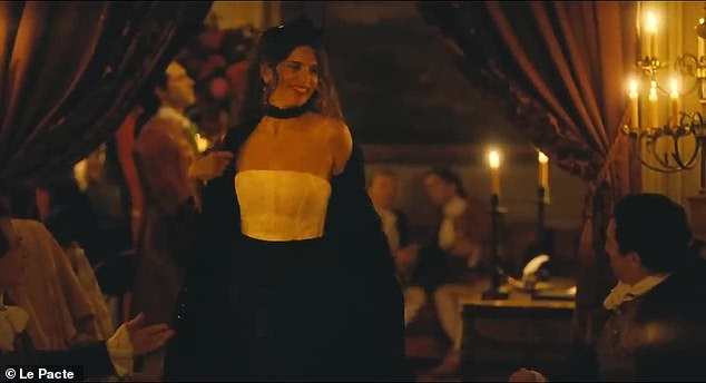 Hauptdarstellerin: Das Video beginnt mit Jeanne Vaubernier ¿ gespielt von Maïwenn Le Besco ¿, die auf einer Party eine Menge Gäste verzaubert