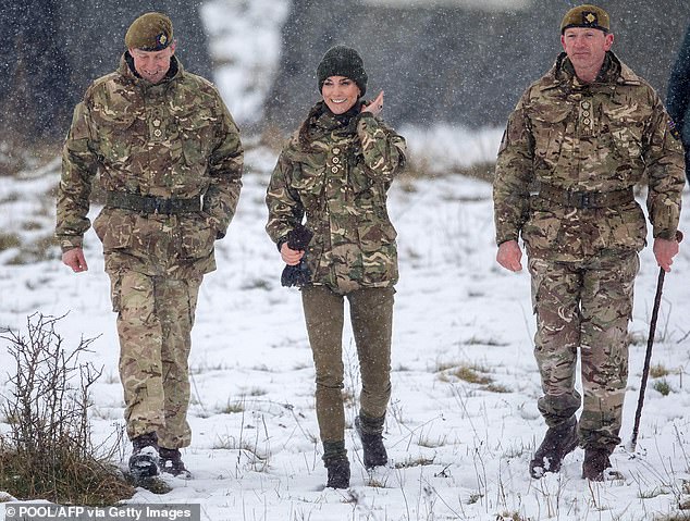 Die Prinzessin von Wales rockt den Camo-Look im Schnee, als sie sich im März in Salisbury mit dem 1st Battalion Irish Guards trifft