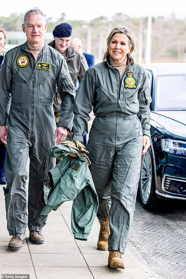 Königin Máxima der Niederlande ließ den Militäroverall letzte Woche bei einem Besuch der Defense Fire Bucket Operation auf dem Militärstützpunkt Gilze-Rije für sie arbeiten