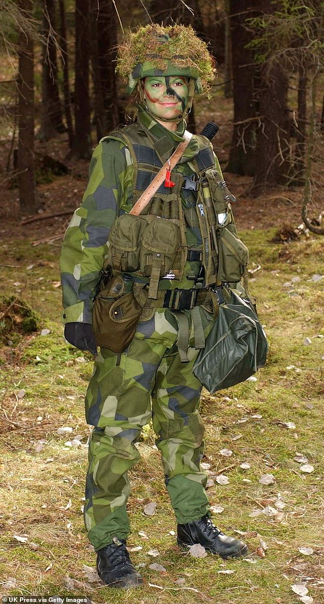 Kronprinzessin Victoria von Schweden legte 2003 während ihrer dreiwöchigen militärischen Grundausbildung im Internationalen Zentrum der schwedischen Streitkräfte Tarn-Make-up an