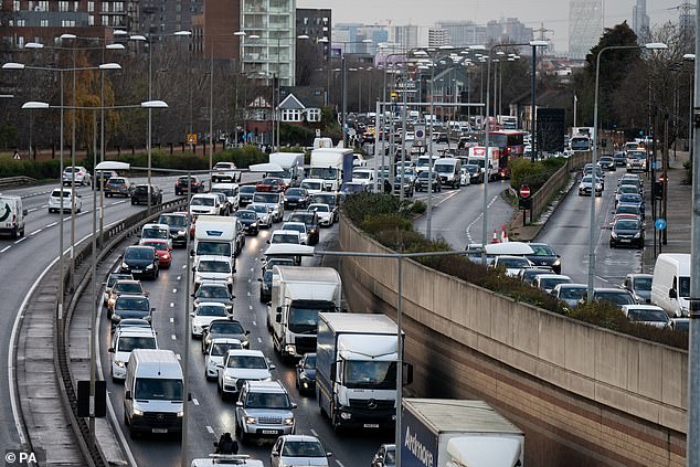 Starker Verkehr auf der A13, einer der langsamsten A-Straßen Großbritanniens, zu Weihnachten letzten Jahres