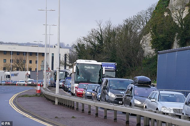 Der Bericht betonte auch Bedenken hinsichtlich der Qualität des Straßennetzes rund um die wichtigsten Häfen in Southampton und Dover.  Im Bild: Verkehr auf der A20, um letzte Woche zum Hafen von Dover in Kent zu gelangen