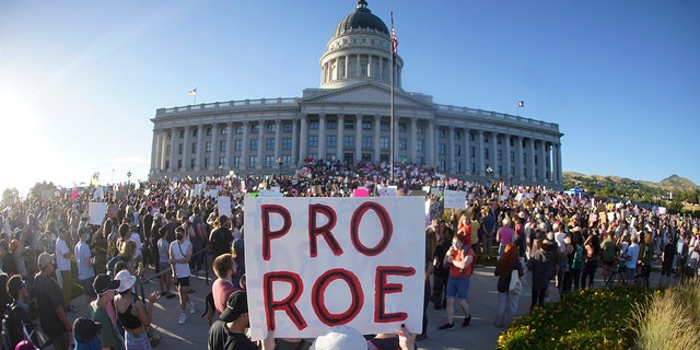 Demonstranten vor dem Obersten Gericht in Washington, DC, prangern das Abtreibungsurteil an, mit dem Roe v. Wade aufgehoben wird.