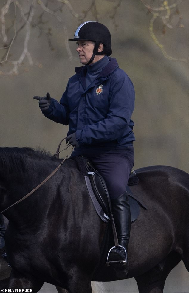Auch Prinz Andrew wurde heute beim Reiten in Windsor fotografiert.  Der 63-Jährige wird regelmäßig bei einem wöchentlichen Ausritt in der Gegend gesichtet