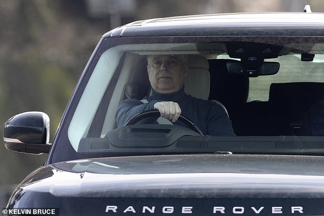 Der König wurde auch in seinem Range Rover fotografiert, als er nach seiner wöchentlichen Windsor-Fahrt wegfuhr