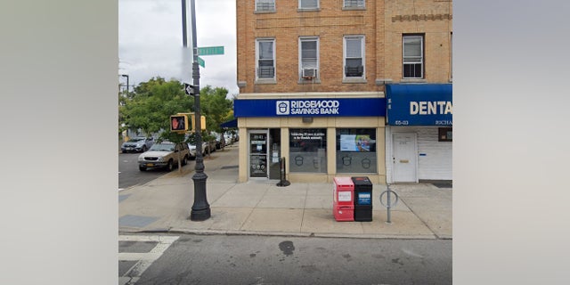 Eine ältere Frau wurde von einem Bankräuber in einer Bank in Queens in einen Würgegriff gesteckt