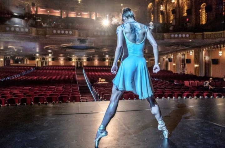 In „John Wick 3“ steht und bewegt sich eine Ballerina auf der Bühne.