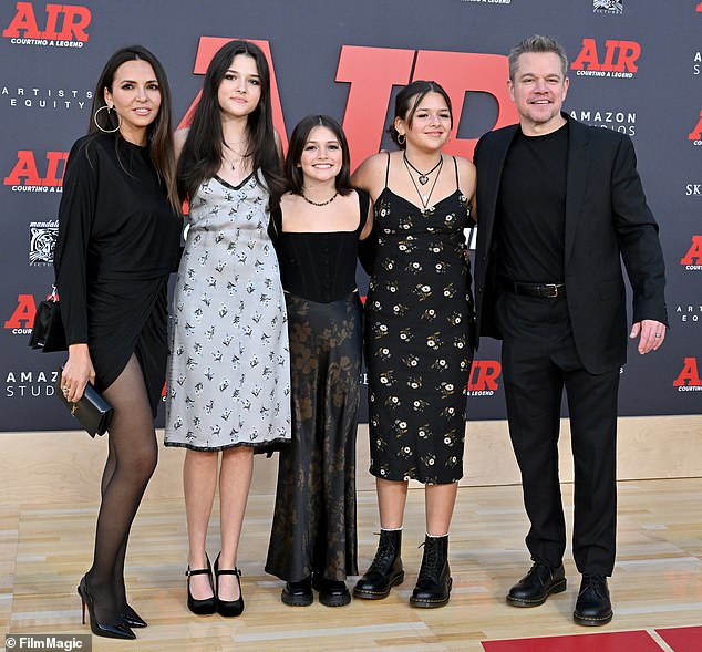 Familienangelegenheit: Sie brachten drei ihrer vier Töchter zu der Veranstaltung im Regency Village Theatre, darunter Alexia, 24, Stella, 12, und Isabella, 16