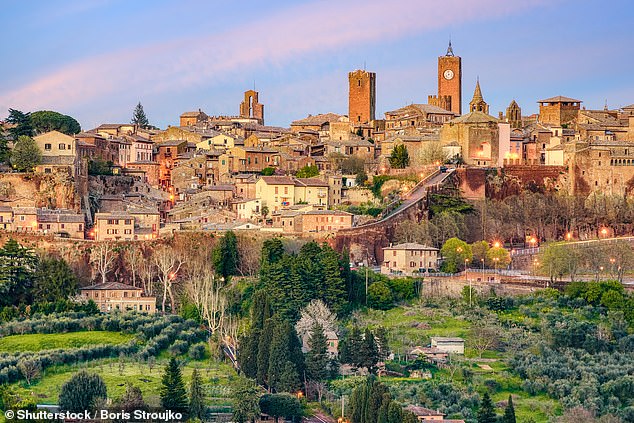 Bester Fuß vorwärts: Die Bergstadt Orvieto, Italien, liegt an der Via Francigena, einem Pilgerweg nach Rom