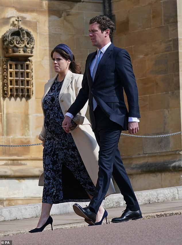 Die schwangere Prinzessin Eugenie und ihr Ehemann Jack Brooksbank gingen Hand in Hand, als sie am Sonntag ankamen