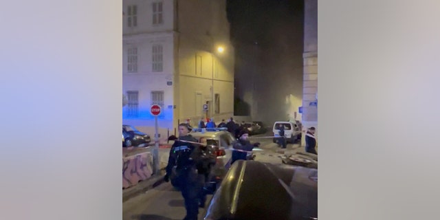 In diesem Screenshot aus einem Social-Media-Video hüllt Rauch das Gebiet ein, während Polizisten am frühen Sonntag nach einer Explosion in Marseille, Frankreich, am Brandort arbeiten.