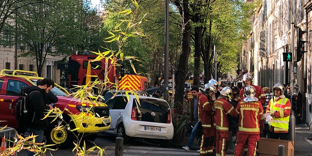 Feuerwehrleute versammeln sich in der Nähe der Straße, wo am frühen Sonntag in Marseille ein Gebäude einstürzte, während die Rettungsbemühungen fortgesetzt wurden.
