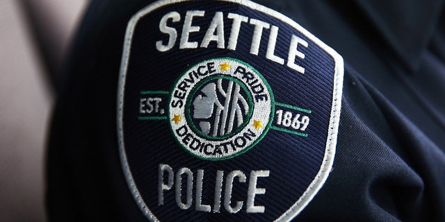 Die Polizeibeamten von Seattle konnten den Verdächtigen nicht sofort ausfindig machen, der zu Fuß geflohen war, nachdem er am Freitagabend im Stadtteil Mount Baker auf den Kunden geschossen hatte.