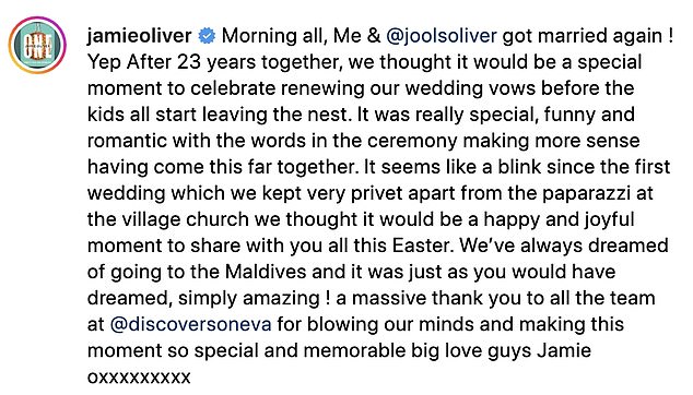 Neben den Fotos schrieb Jamie: „Morgen zusammen, ich und @joolsoliver haben wieder geheiratet!  Yep Nach 23 Jahren zusammen dachten wir, es wäre ein besonderer Moment, um die Erneuerung unseres Eheversprechens zu feiern, bevor die Kinder alle das Nest verlassen.