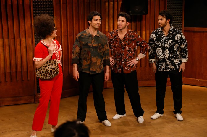 Jonas Brothers lernen Choreographie von Molly Shannon in „Saturday Night Live“ – in passenden Einteilern