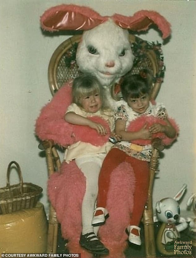 Das kleine Mädchen auf der linken Seite sieht verärgert aus, in der Gegenwart dieses dämonisch aussehenden Osterhasen zu sein – und wer könnte es ihr verübeln?