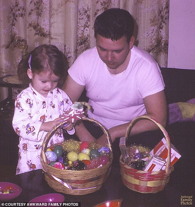 Ein kleines Mädchen blickt aufgeregt auf ein wunderschönes Osterkörbchen – während der Mann neben ihr seine eigene Version für Erwachsene hat, komplett mit Schachteln Tareyton-Zigaretten