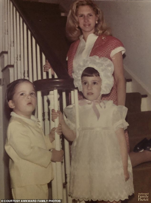 Ein Bruder und eine Schwester, die alle festlich gekleidet sind, um das Fest zu feiern, klammern sich an das Geländer ihrer Treppe