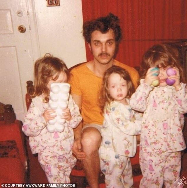 Der Morgen ist angebrochen, und Dad hat keine Zeit, sich die Haare zu bürsten, bevor diese Eier-statischen Kinder in ihre Osterpyjamas geschnappt wurden