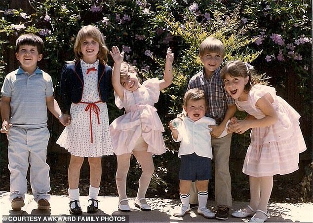 Diese Kinder scheinen glücklich zu sein, dass endlich Ostern ist, obwohl ein Mädchen ihr Kleid in ihre Strumpfhose gesteckt hat, was sicherlich nicht Teil des Plans war?