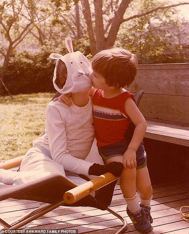 Hoffentlich wurde das „Gesicht“ dieses Kaninchens gewaschen, bevor dieser kleine Junge seiner Mutter einen Kuss gab