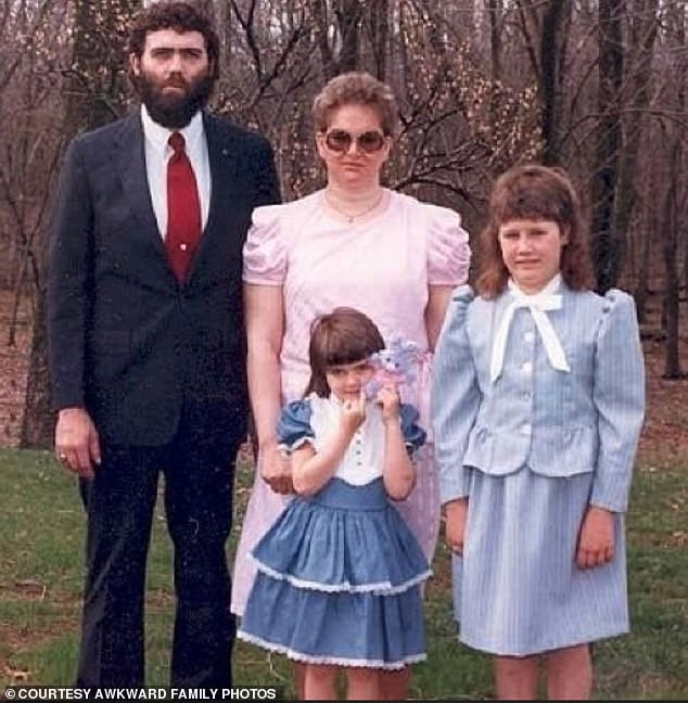 Eine Familie schien noch nicht in Osterstimmung zu sein, als sie für ein Foto posierte