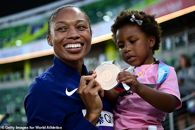 Die zehnmalige Olympiasiegerin Felix verließ Nike 2019, nachdem sie den Wert ihres Vertrags nicht garantiert hatte, als sie schwanger wurde, behauptet sie (abgebildet 2022 mit ihrer Tochter).