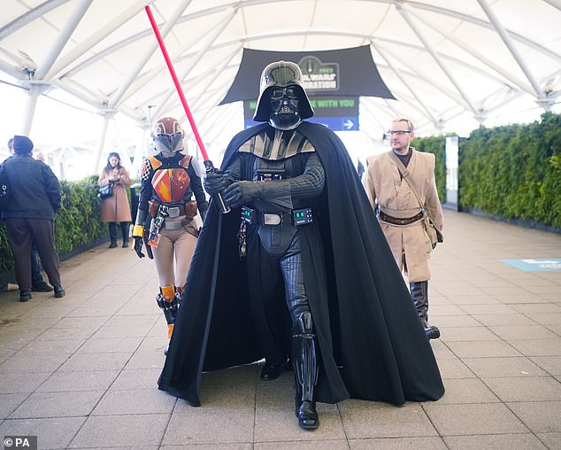 Ein Doppelgänger von Darth Vader posiert bedrohlich am Eingang der Star Wars Celebration