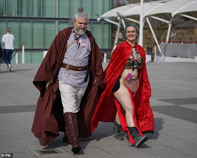 'Dir muß kalt sein!  Bist du sicher, dass du nicht noch ein paar Leias brauchst?'  Eine leicht bekleidete Doppelgängerin von Prinzessin Leia begleitet Luke Skywalker bei der Feier