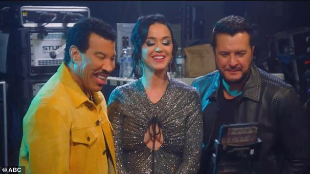 Showstopper-Song: Lionel Richie, Katy Perry und Luke Bryan sahen Paige bei der Aufführung von California Dreamin' von ihrem Hotelzimmer aus zu