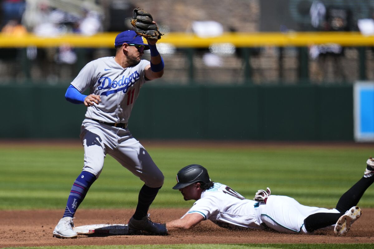 Josh Rojas aus Arizona stiehlt die zweite Base vor Dodgers Shortstop Miguel Rojas.