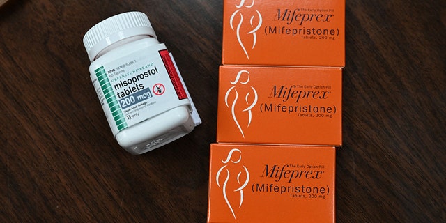 Mifepriston (Mifeprex) und Misoprostol sind beide sehr beliebte Medikamente, die bei einer medikamentösen Abtreibung verwendet werden.