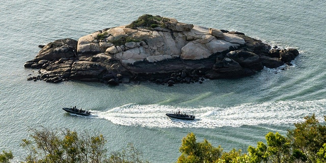 Militärboote der taiwanesischen Amphibious Reconnaissance and Patrol Unit patrouillieren am 9. April 2023 auf den Matsu-Inseln. 