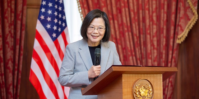 Auf diesem Foto, das vom taiwanesischen Präsidialbüro veröffentlicht wurde, spricht Taiwans Präsidentin Tsai Ing-wen bei einem Mittagessen während eines Besuchs einer Kongressdelegation in Taiwan in Taipeh, Taiwan, am Samstag, den 8. April 2023. 