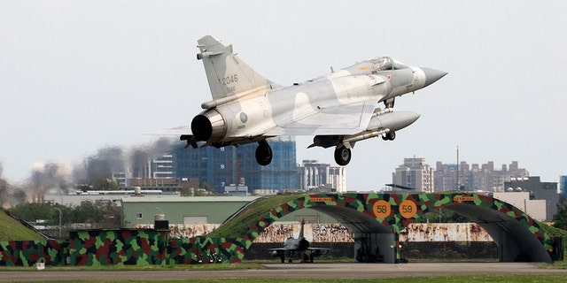 Ein Mirage 2000-Kampfflugzeug der taiwanesischen Luftwaffe landet am 9. April 2023 auf einem Luftwaffenstützpunkt in Hsinchu, Nordtaiwan. 