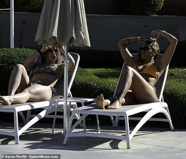 Entspannend: Sie genossen die Sonne, während sie sich am Pool zurücklehnten