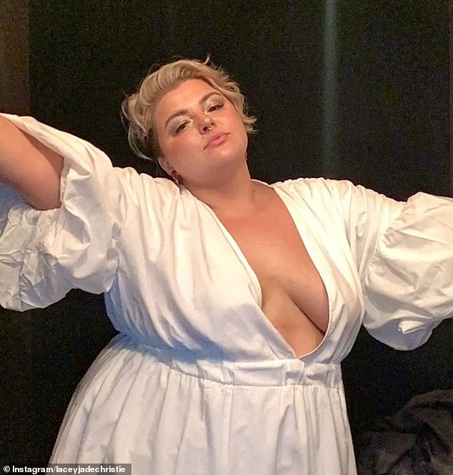 Ein Model wurde wegen ihrer Entscheidung, ein weißes Kleid zur Hochzeit ihrer Freunde zu tragen, kritisiert – Hunderte von Frauen kritisierten ihren Versuch, ins Rampenlicht zu rücken