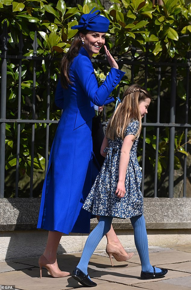 Prinzessin Charlotte war das Mini-Ich der Prinzessin von Wales, als sie gemeinsam den Gottesdienst am Ostersonntag auf Schloss Windsor verließen