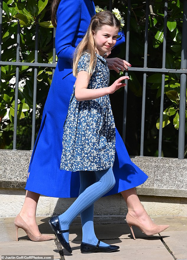 Bereit für den Frühling in einem blau gemusterten Kleid, ging die siebenjährige Königin nach dem Morgengottesdienst in der St. George's Chapel neben ihrer Mutter her