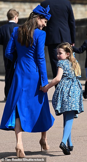 Prinzessin Charlotte blickt zurück, als sie und Kate die St. George's Chapel verlassen