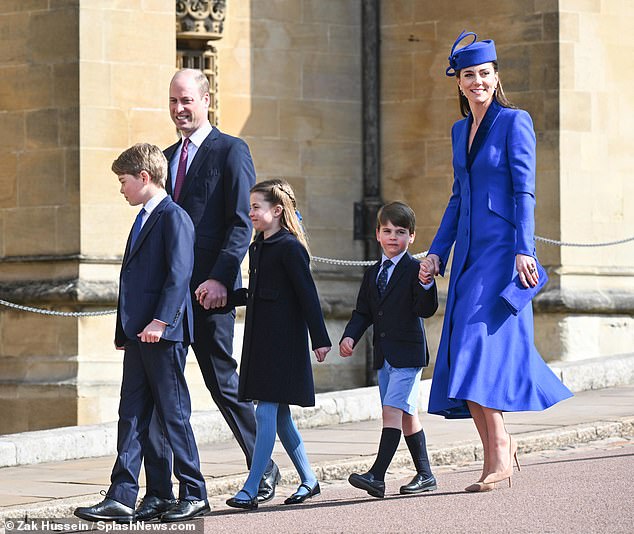 Prinzessin Charlotte trug bei ihrem Ausflug am Ostersonntag ein marineblaues Kleid und hellblaue Strumpfhosen