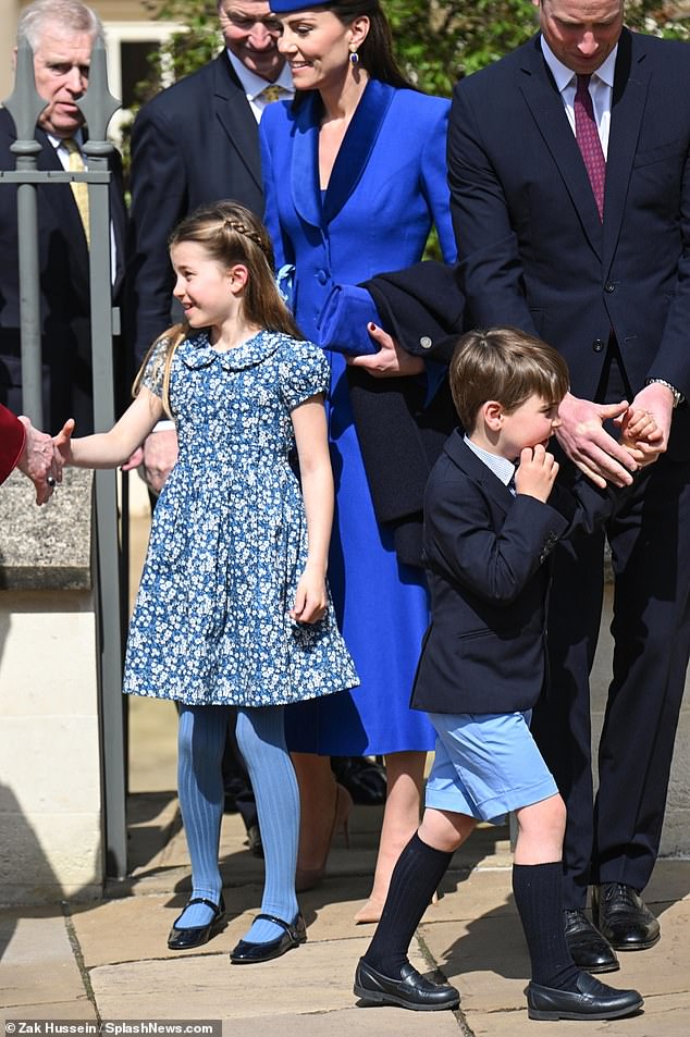 Nach dem Sonntagsgottesdienst trat Charlotte in einem hellblauen, geblümten Kleid aus der St. George's Chapel, nachdem sie ihren Mantel abgelegt hatte, als der warme Frühlingstag hereinbrach