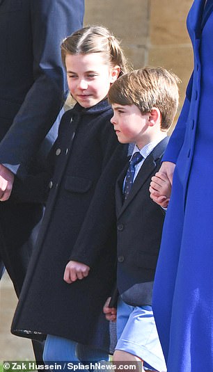 Kates Ehemann Prinz William, 40, entschied sich für einen klassischen Anzug, während Prinz George, neun, und Prinzessin Charlotte, sieben, Komplementärfarben trugen