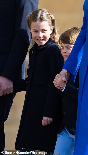 Prinzessin Charlotte, sieben, lächelt den wartenden Medien zu, als sie in die Kapelle geht