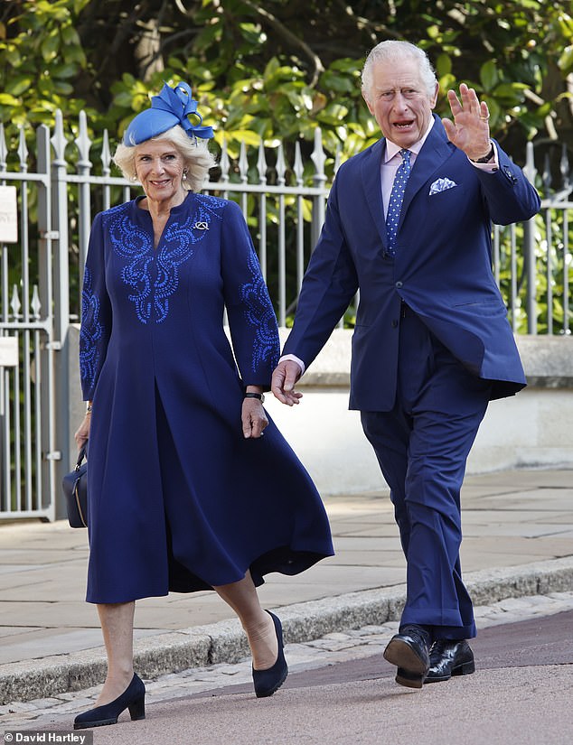 Der König und die Königin sahen gut gelaunt aus, als sie den Menschenmassen zuwinkten, die zusahen, als die Royals die St. George's Chapel betraten