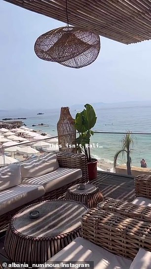Scott und Sal genossen den Panoramablick auf das glitzernde Wasser des Ionischen Meeres im Sanur Beach House, das von den beliebten Stränden Balis inspiriert wurde