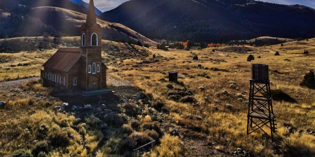Alec Baldwins „Rust“-Filmproduktion fand auf der Yellowstone Film Ranch in Montana ein neues Zuhause. 