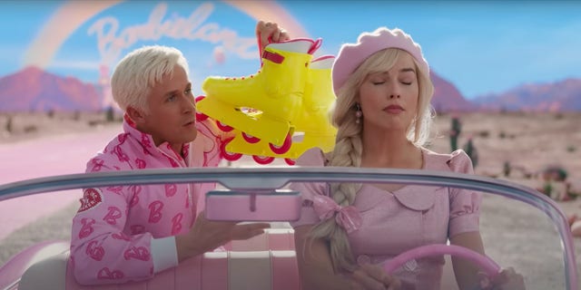 Ryan Gosling als Ken zeigt ihm die Rollerblades "geht buchstäblich nirgendwo hin" ohne zu Margot Robbies Barbie.