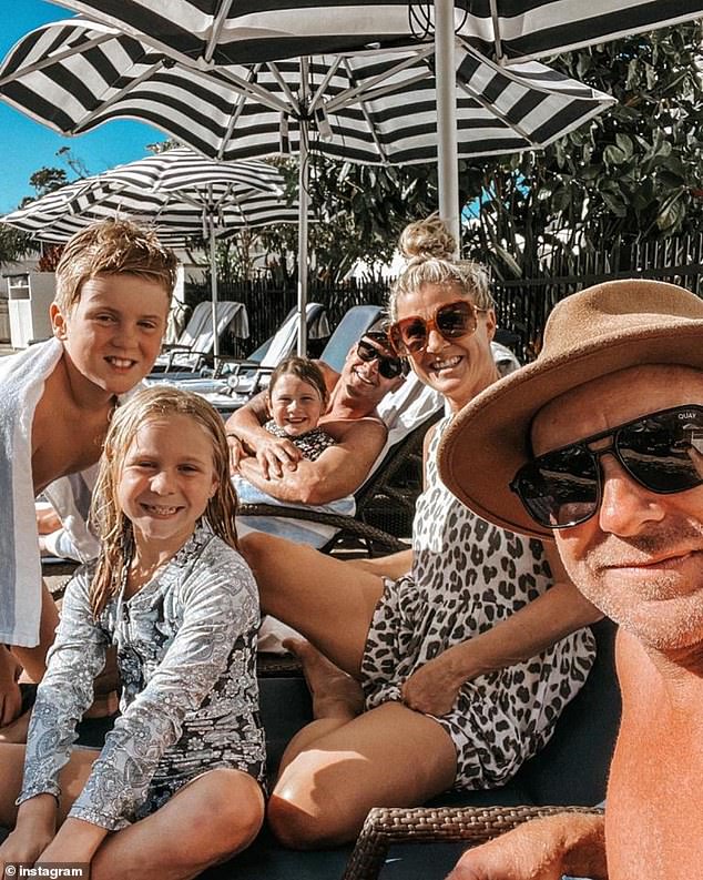 Der Cricketspieler im Ruhestand hat auf Instagram ein Foto geteilt, auf dem er sich mit Familienmitgliedern in einem Resort am Pool entspannt.  „Zurück in Noosa, diesmal etwas gesünder“, beschriftete er das Bild scherzhaft